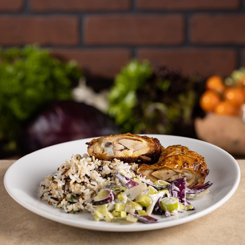 Sült csirkecombok vegyes rizzsel és majonézes-joghurtos hagymasalátával (7-10 éves korcsoport) Sült csirkecombok vegyes rizzsel és majonézes-joghurtos hagymasalátával (7-10 éves korcsoport)